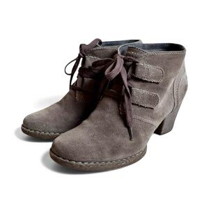 Clarks Suede Lace-Up Heeled Ankle Boots Classic Chukka Bootie Taupe Size 6.5